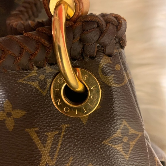 Louis Vuitton Artsy Mm Or Gm Bigger Than